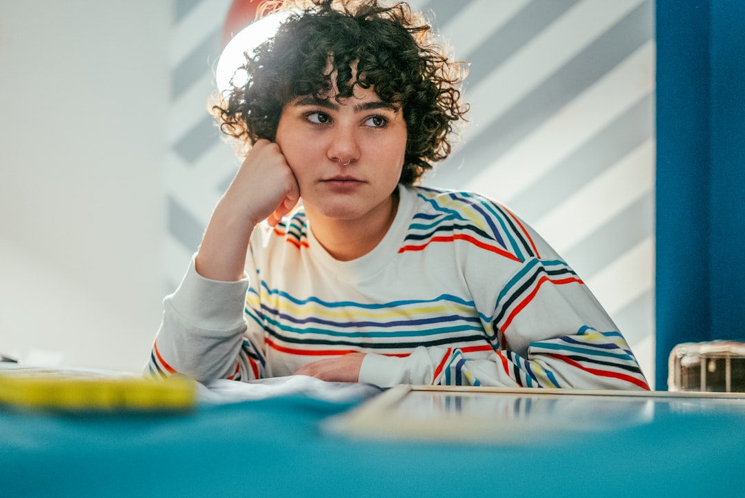 Shay Kreuger: Een bekende stem op de radio en een gezicht in de media